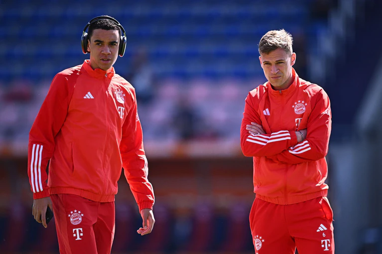 Die Zukunftsfragen von Jamal Musiala (l) und Joshua Kimich sind spannend. — © Tom Weller/dpa