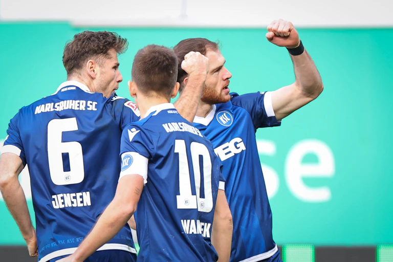 Budu Zivzivadze (r)  trifft wieder in der 2. Bundesliga. — © Daniel Karmann/dpa