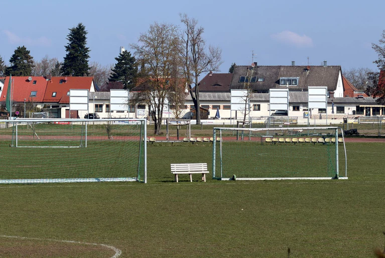 In Erlangen ist ein Fußballtor auf einen Jungen gestürzt. — © Daniel Löb/dpa