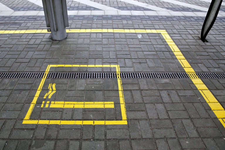 Ein Mann hat einer 18-Jährigen am Regensburger Hauptbahnhof eine brennende Zigarette an den Hals gedrückt. (Symbolbild) — © picture alliance / Jan Woitas/dpa-Zentralbild/dpa