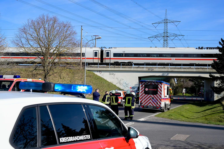 Ein ICE steckte wegen eines Oberleitungsschadens in Sachsen-Anhalt fest. (Symbolbild) — © Heiko Rebsch/dpa