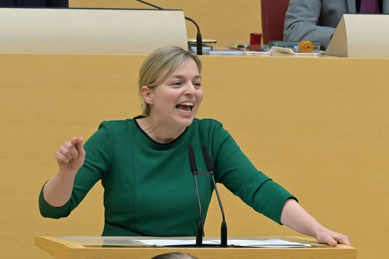 Katharina Schulze greift mit klaren Forderungen in die Debatte um eine Social-Media-Altersgrenze ein. (Archivbild) — © Malin Wunderlich/dpa