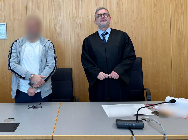 Der Vater steht wegen versuchten Mordes vor Gericht.  — © Aleksandra Bakmaz/dpa