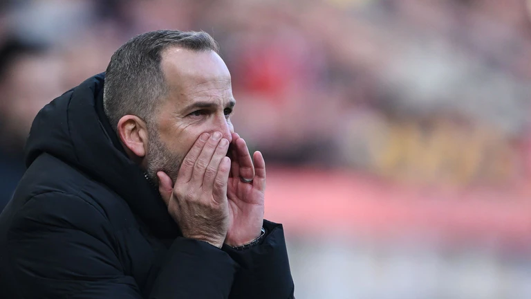 Macht den Video-Assistenten mitverantwortlich für die Niederlage in Mainz: Augsburgs Trainer Manuel Baum. — © Florian Wiegand/dpa