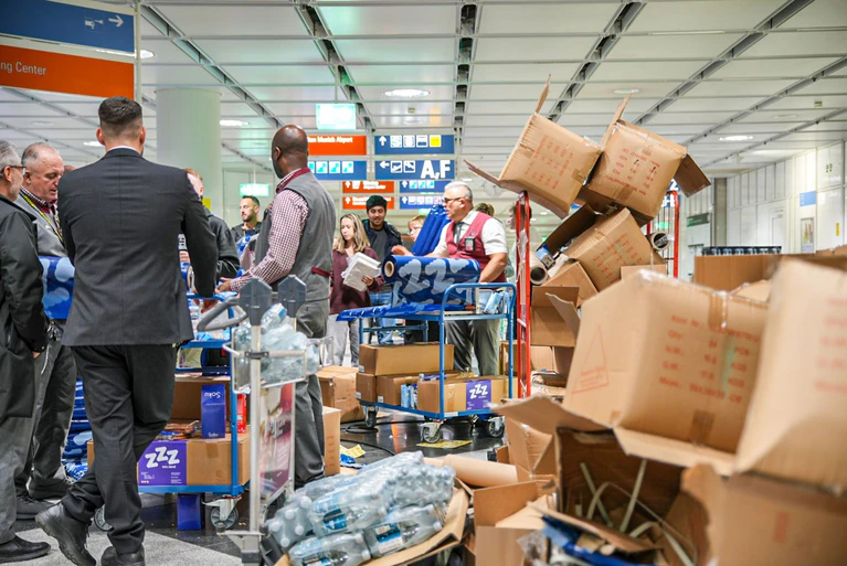 Am Flughafen wurden Snacks und Getränke an die Gestrandeten verteilt. — © Enrique Kaczor/onw-images/dpa