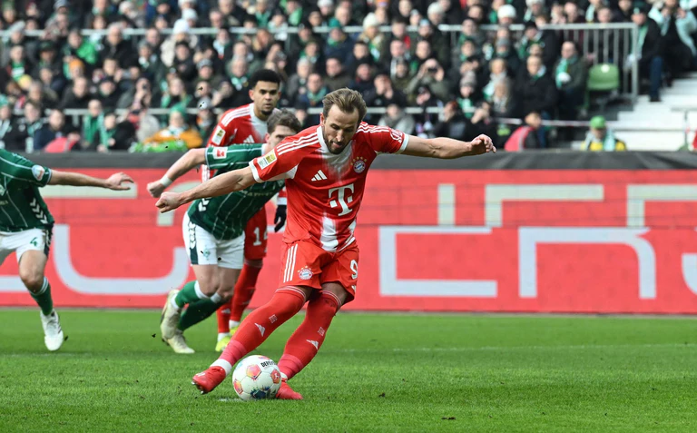 Harry Kane trifft per Foulelfmeter zum 0:1. — © Carmen Jaspersen/dpa