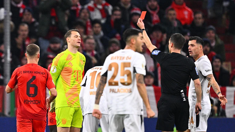 Manuel Neuer (2.v.l.) sieht die erste Rote Karte seiner Karriere. — © Tom Weller/dpa
