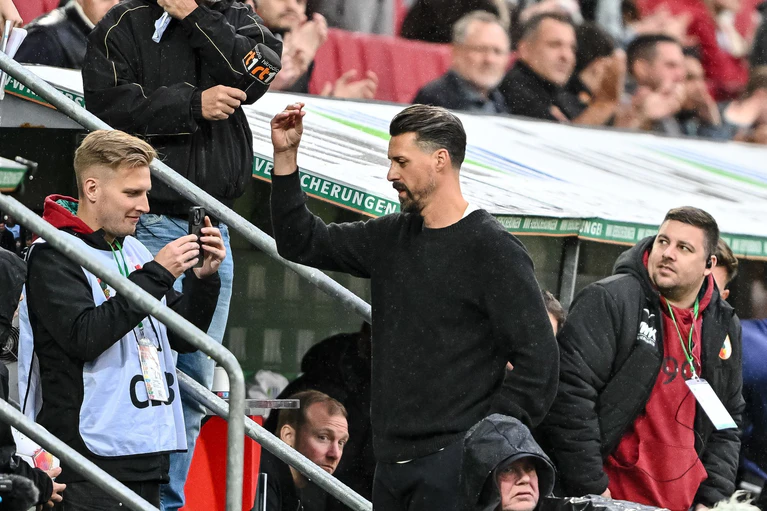 Augsburgs neuer Coach Sandro Wagner fiel kürzlich mit einer Bla-Bla-Geste Richtung Zuschauer auf. — © Harry Langer/dpa