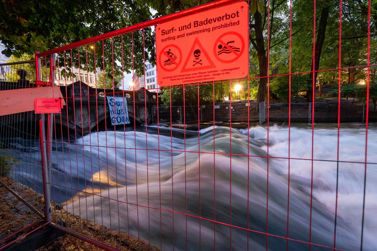 Die Ermittlungen zum Unfalltod einer Surferin auf der Münchner Eisbach-Welle sind abgeschlossen. (Archivbild) — © Peter Kneffel/dpa