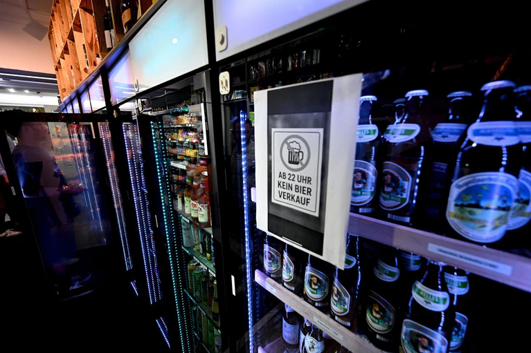 Bierflaschen dürfen in den Kiosken ab 22.00 Uhr nicht mehr abgegeben werden. — © Felix Hörhager/dpa