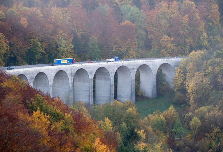 Die Autobahn GmbH bittet Autofahrerinnen und Autofahrer, keine Schleichwege zu nutzen und Navi-Systeme auszuschalten. (Archivbild) — © Bernd Weißbrod/dpa