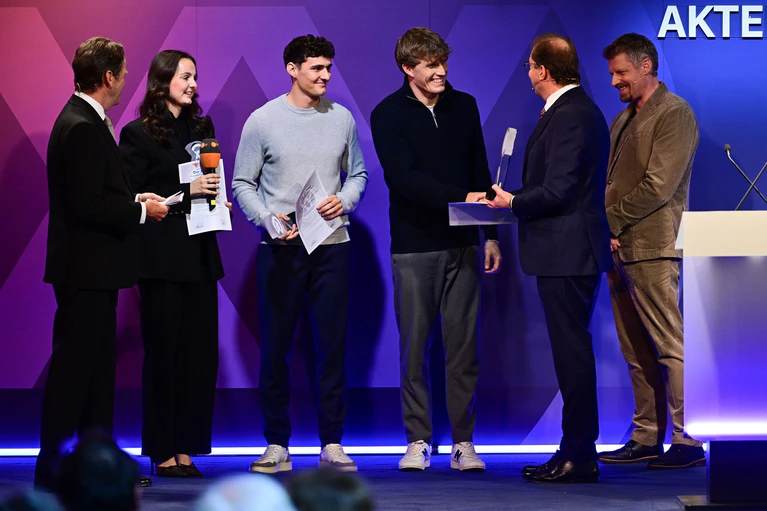 Emma Maria Tuscher, Elias Christofer Linz und Paul Christoph Georg aus Frankfurt am Main bekamen den Preis verliehen. — © Sebastian Christoph Gollnow/dpa