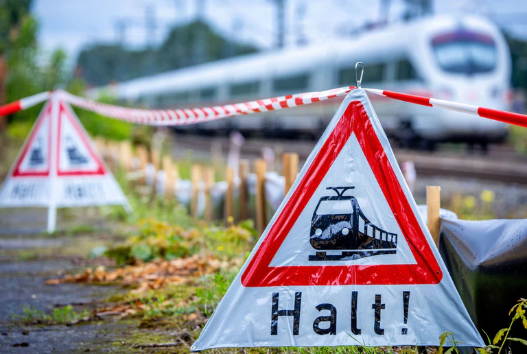 Die Bahnstrecke zwischen Nürnberg und Bamberg wurde gesperrt. (Symbolbild) — © Jens Büttner/dpa