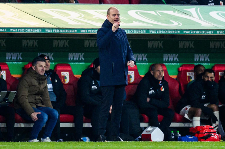 Zeit für einen Auswärtssieg: FCA-Coach Jess Thorup. — © Tom Weller/dpa
