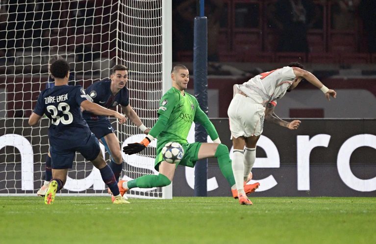 Luis Díaz (r) erzielt das frühe 1:0 für Bayern. — © Federico Gambarini/dpa