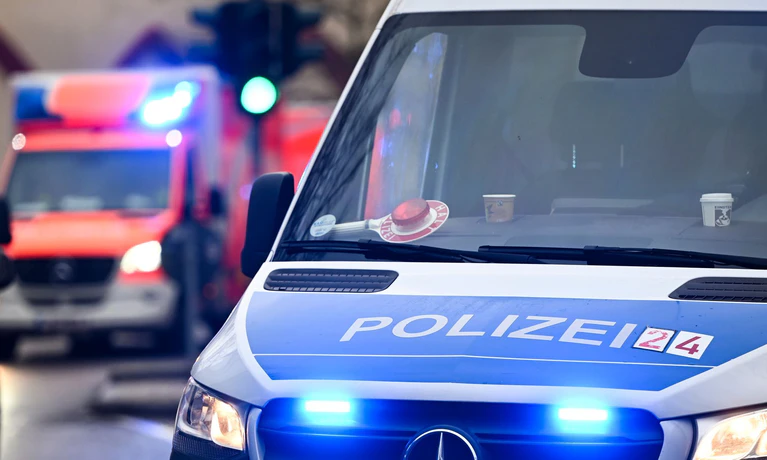 Der Rettungswagen bringt die beiden Teenager in eine Klinik, während die Polizei die Unfallstelle absichert. (Symbolbild) — © Jens Kalaene/dpa