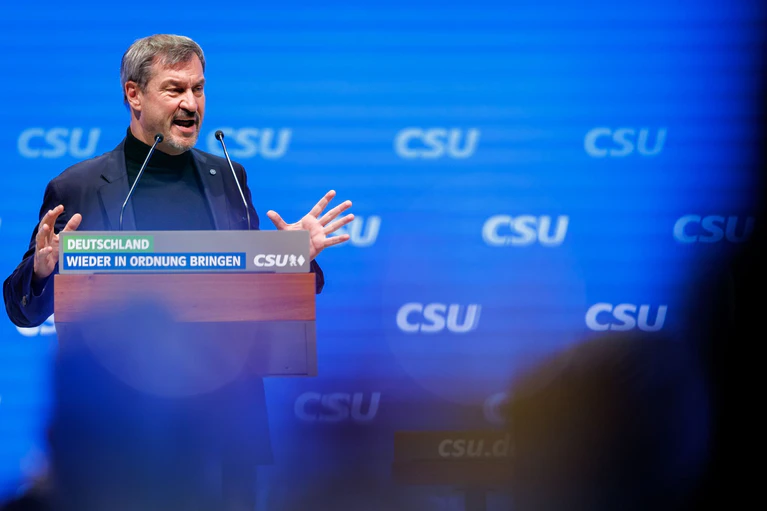 Deutliche Worte in Richtung Kirchen: Markus Söder auf dem CSU-Parteitag. — © Daniel Karmann/dpa