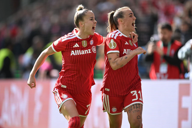 Münchner Jubel: Giulia Gwinn (l) freut sich mit 1:0-Torschützin Georgia Stanway. — © Fabian Strauch/dpa