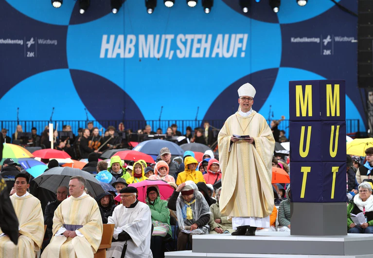Bischof Jung spricht im Gottesdienst. — © Karl-Josef Hildenbrand/dpa