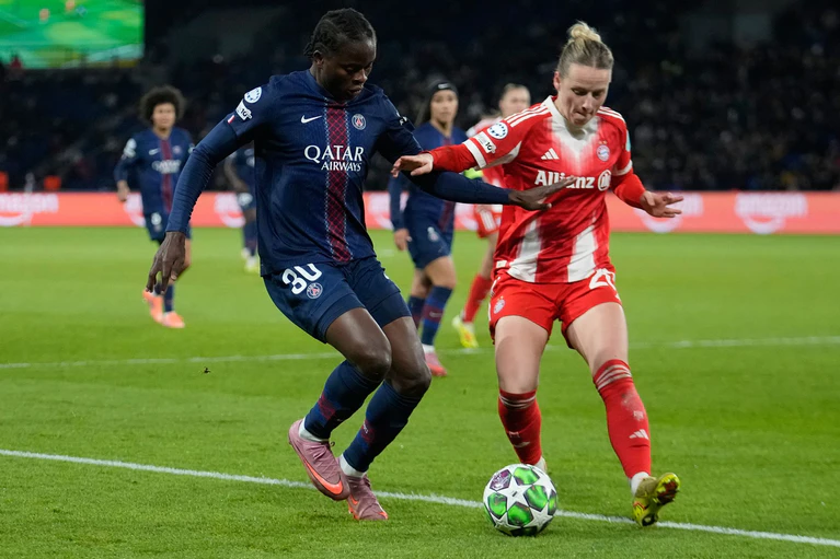 Enges Duell: Bayerns Franziska Kett (r) im Zweikampf mit PSG-Spielerin Merveille Kanjinga. — © Michel Euler/AP/dpa