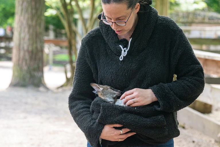 Tierpark-Chefin Nicole Hoffmeister kümmert sich rund um die Uhr um Elli. — © Armin Weigel/dpa