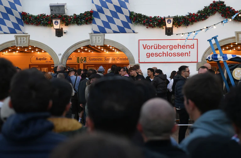 Manche Gäste standen beim Oktoberfest vor verschlossenen Türen. — © Felix Hörhager/dpa