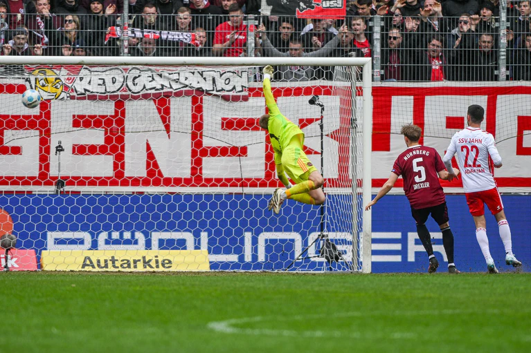 Jahn-Stürmer Noah Ganaus erzielt per Kopf das 2:1. — © Armin Weigel/dpa