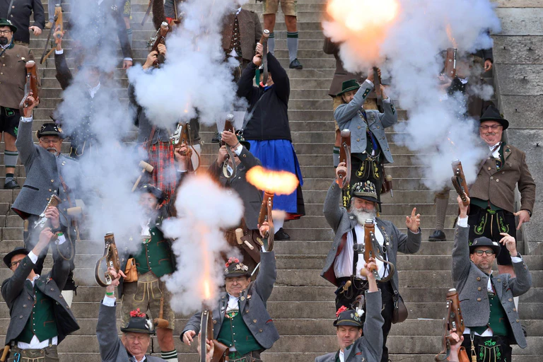 Böllerschüsse zum Wiesn-Ende. — © Karl-Josef Hildenbrand/dpa