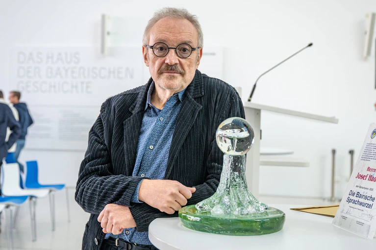Der österreichische Kabarettist Josef Hader ist mit der «Bairischen Sprachwurzel» geehrt worden. — © Armin Weigel/dpa