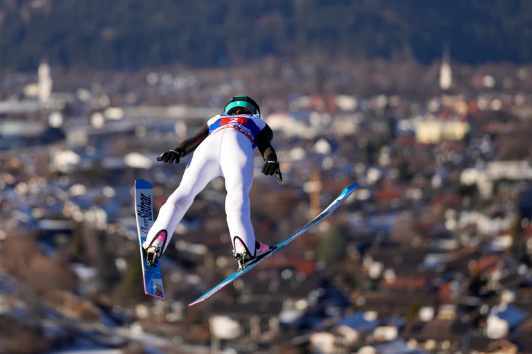 Die Slowenin Prevc fliegt der Konkurrenz davon. — © Matthias Schrader/AP/dpa