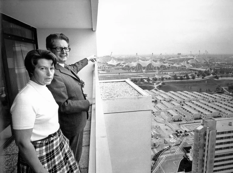 Nach den Olympischen Sommerspielen 1972 bezog Hans-Jochen Vogel mit seiner Frau Liselotte eine Wohnung im Olympischen Dorf. (Archivbild) — © -/dpa