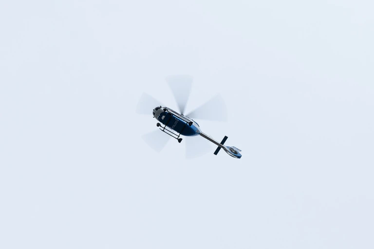 Polizeihubschrauber und Einsatzkräfte suchten im Schwabacher Stadtteil Eichwasen nach einem Verdächtigen mit Gewehr. (Symbolbild) — © Silas Stein/dpa