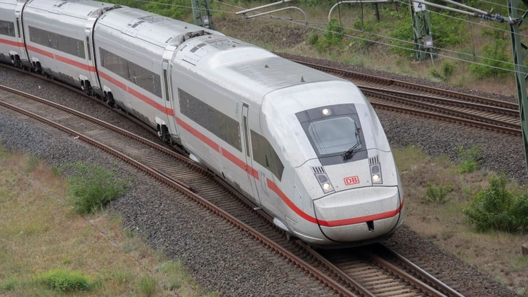 Ein ICE der Deutschen Bahn. — © Paul Zinken/dpa/Symbolbild