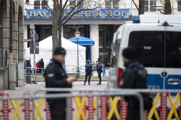 Der Bayerische Hof wurde während des Treffens hochrangiger Gäste aus aller Welt zur Hochsicherheitszone. — © Marijan Murat/dpa