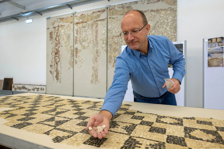 Immer wieder werden in Augsburg achäologische Schätze aus der Römerzeit entdeckt. Sie sollen, wie dieses Mosaik, im neuen Römermuseum eine neue Heimat finden. (Archivbild) — © Stefan Puchner/dpa