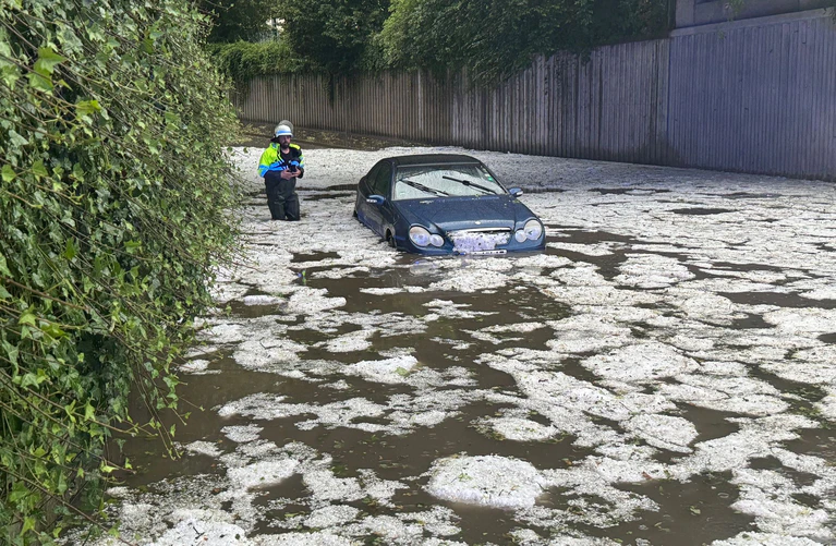 Es soll hageln und sehr viel in kurzer Zeit regnen (Symbolbild). — © Michael Breher/dpa