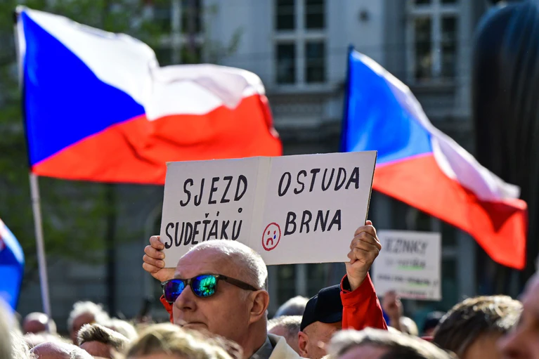 Die Teilnehmer einer Demonstration gegen die geplante Abhaltung des Sudetendeutschen Tags in Brünn (Brno) hielten Spruchtafeln wie «Treffen der Sudetendeutschen - eine Schande für Brünn» hoch. — © Šálek Václav/CTK/dpa