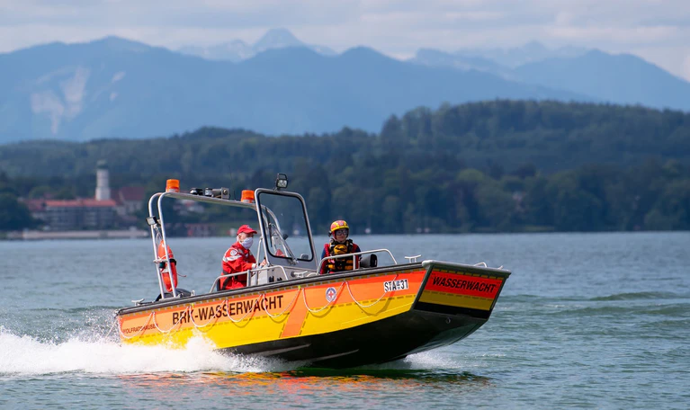 Die Wasserwacht wird am Sonntag zu einem Einsatz am Starnberger See gerufen. (Symbolbild) — © Sven Hoppe/dpa