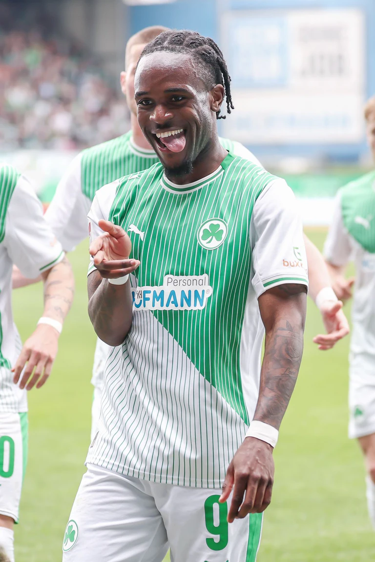 Fürth-Stürmer Noel Futkeu jubelt nach einer Gala-Vorstellung gegen Darmstadt. — © Daniel Löb/dpa
