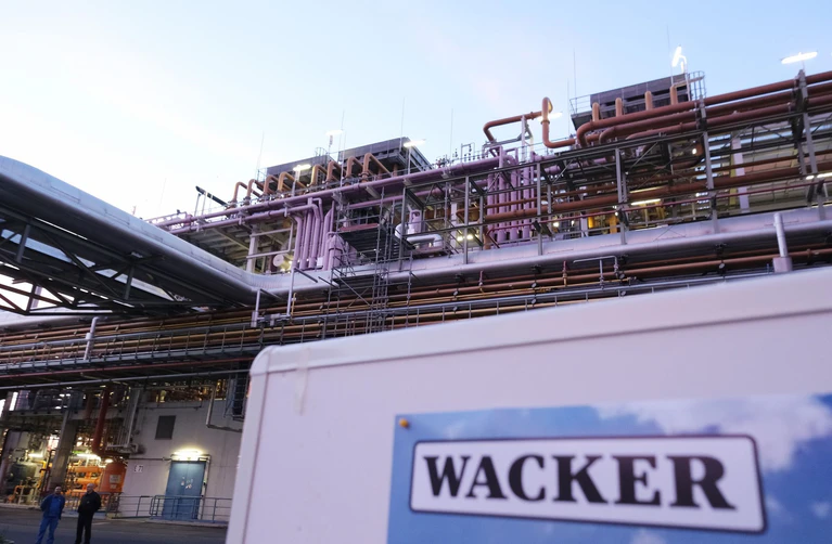 Wacker Chemie erwartet 2024 ein schrumpfendes Geschäft. (Archivbild) — © Sebastian Willnow/Deutsche Presse-Agentur GmbH/dpa