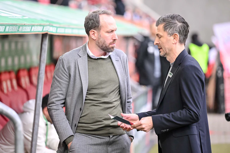 Sportdirektor Marinko Jurendic (r) hat nicht mehr das Vertrauen von Geschäftsführer Michael Ströll (l). — © Harry Langer/dpa