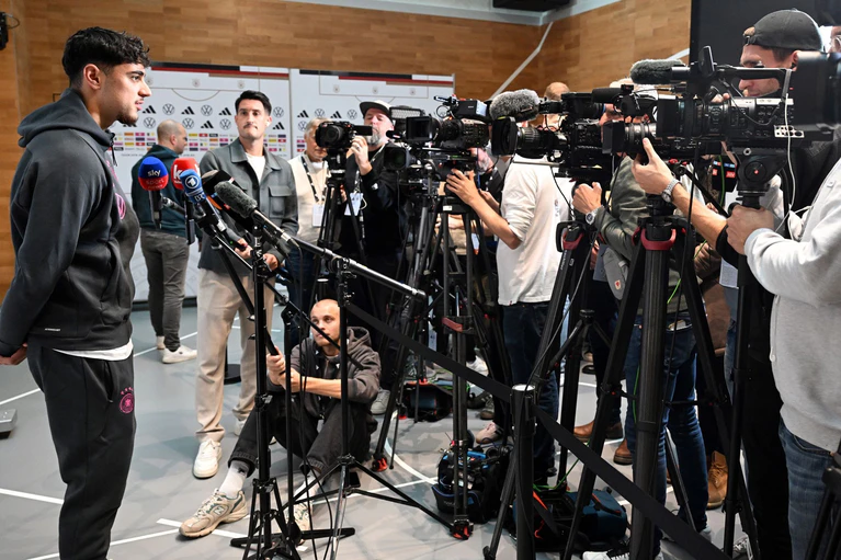 Bayern-Profi Aleksandar Pavlovic beantwortet im DFB-Quartier Reporterfragen.  — © Federico Gambarini/dpa