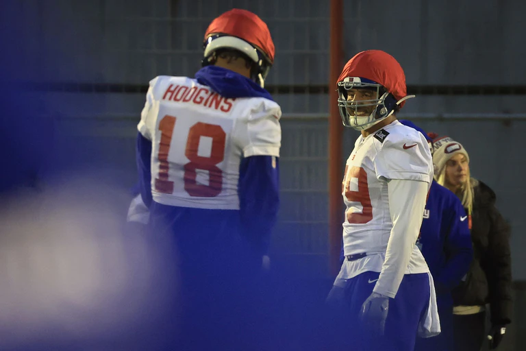 Der Stuttgarter Jakob Johnson (rechts) trainiert mit den New York Giants in München. — © Karl-Josef Hildenbrand/dpa