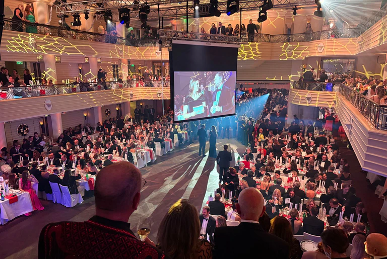 Steven Gätjen und Nina Eichinger moderieren den Filmball. — © Malin Wunderlich/dpa