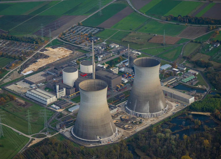 Die beiden Kühltürme des früheren Kernkraftwerks Gundremmingen sollen am Samstag genau um 12.00 Uhr gesprengt werden. (Archivbild) — © Peter Kneffel/dpa