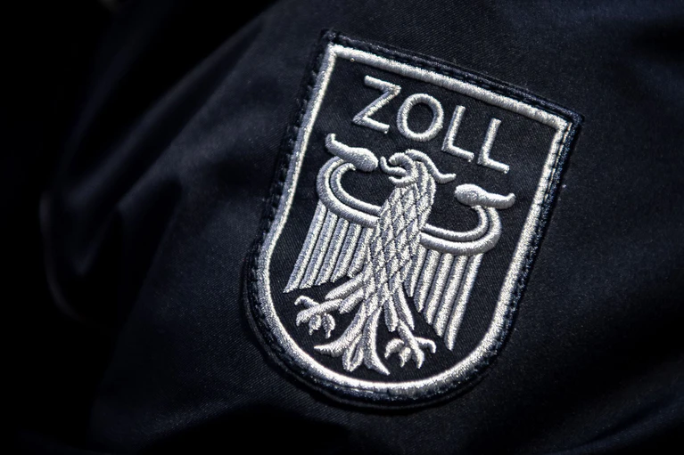 Das Zollamt kontrollierte den Lastwagen. (Symbolbild) — © Sina Schuldt/dpa