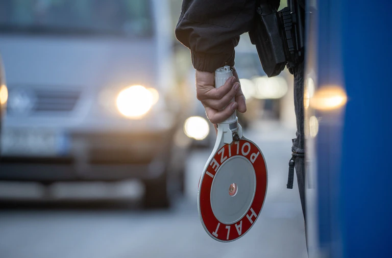 An der Grenze erzählen sie den Beamten von ihrem Einkauf. (Symbolbild) — © Harald Tittel/dpa