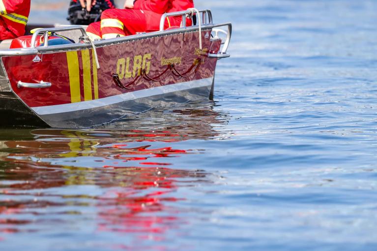 In Not geratene Menschen auf dem Wasser retten - das ist eine wichtige Aufgabe der Deutschen Lebens-Rettungs-Gesellschaft. (Symbolbild)  — © Christoph Reichwein/dpa