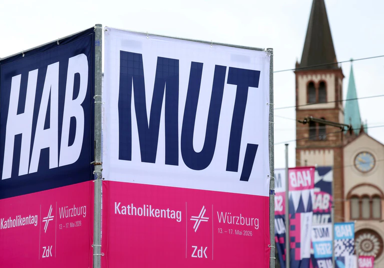 Der Bundespräsident mischt sich in Würzburg unters Volk.  — © Karl-Josef Hildenbrand/dpa