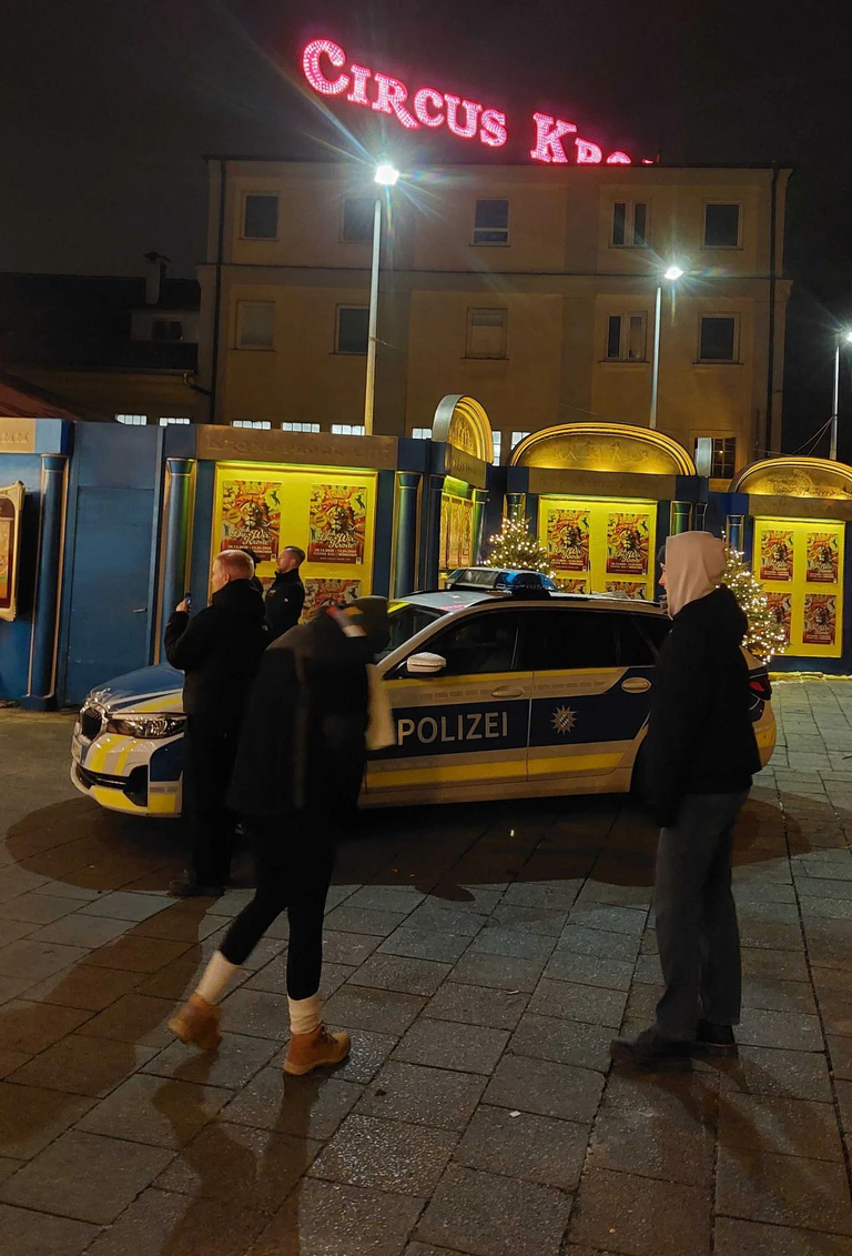 Aktivisten hatten versucht, in der Manege ein Banner zu entrollen.  — © Britta Schultejans/dpa
